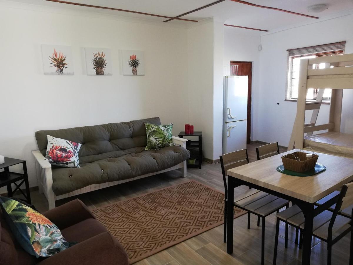 Walvis Bay Backpackers & Self-Catering Apartment Exterior photo